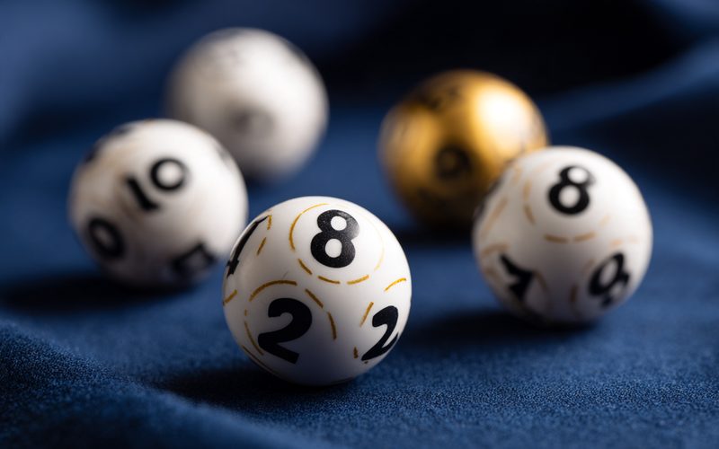 Bolillas numeradas del Loto Plus con jackpots dorados